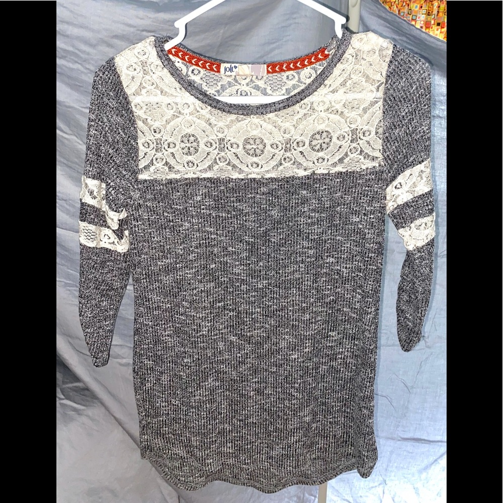 A grey shirt.